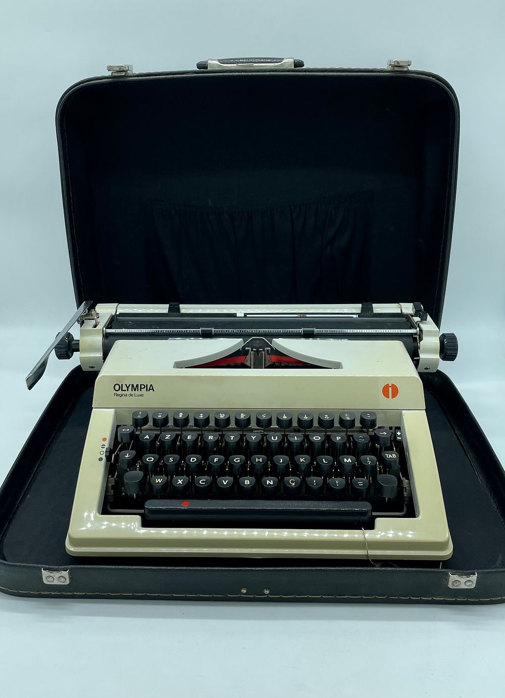 Olympia Regina de Luxe typewriter. Plastic body with metal parts. Functional machine with black 