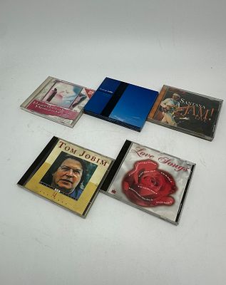 Five diverse CDs:: 
1."Jam! Jam! Live’ by Santana; 
2. ‘Minha História - 14 Sucessos’ 