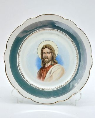 Decorative Plate in European Porcelain
. Molded and relief, unmarked, edge cut and edged in gold 
