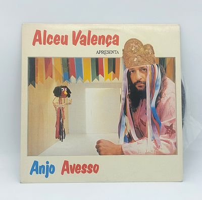 Vinyl LP Alceu Valença
. LP Anjo Avesso, polygram, with signs of use, as seen in the photos.