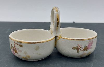 Spice Rack in Porcelain. Eight-shaped body with central handle in porcelain with gold-trimmed 