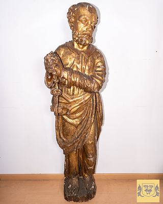 image of san peter. Large wooden sculpture representing Saint Peter, painted in gold with flaws 