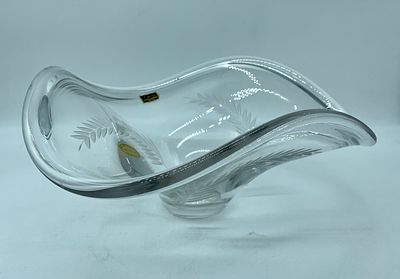 Crystal centrepiece. Engraved crystal centrepiece by ‘Tiffany (Joyeria-Regalos)’. 
Decorative 