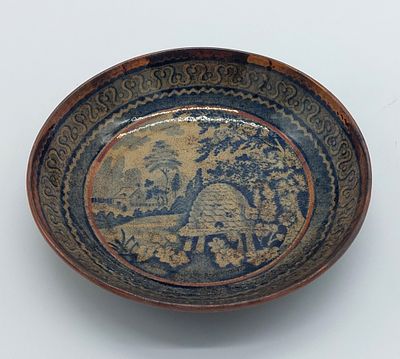 Ta&ccedil;a em Faian&ccedil;a . N&atilde;o marcada, bordo debruado a dourado, com decora&ccedil;&atilde;o ao gosto oriental em azul 