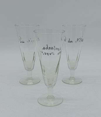 Three Advertising Glass Flutes
. Conical shaped body, supported on a round base, Caves da 