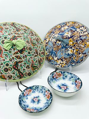 Two Hats and Two Porcelain Cups
. Hats in fabric with polychrome floral decoration, two cups in 