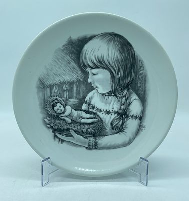 Christmas Party Plate in Portuguese Porcelain
. Molded and embossed at the Vista Alegre factory 