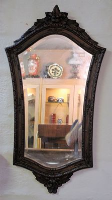 Moldura com espelho. Carved mahogany wood frame with beveled mirror. Dim. 100x55 cm
