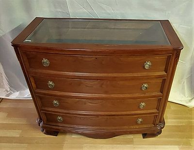 C&oacute;moda vitrine em Castanho. Chestnut chest of drawers with 4 drawers with inlaid glass top. The 
