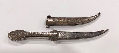 Curved Decorative Dagger
. Decorative dagger, curved body in silver-plated metal with handle 