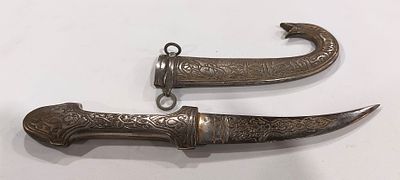 Curved Decorative Dagger
. Decorative dagger, curved body in silver-plated metal with handle 