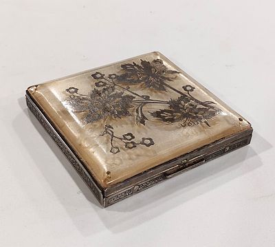 Rice Powder Box
. Square-shaped body in silver-plated metal with a lid featuring bakelite and 