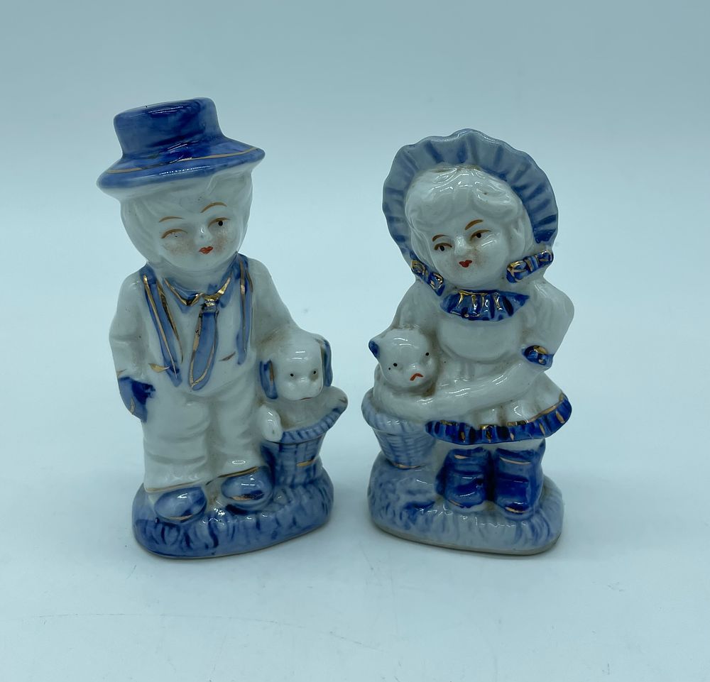 Pair of Chinese porcelain figurines. Moulded and relief white porcelain sculptures, painted 