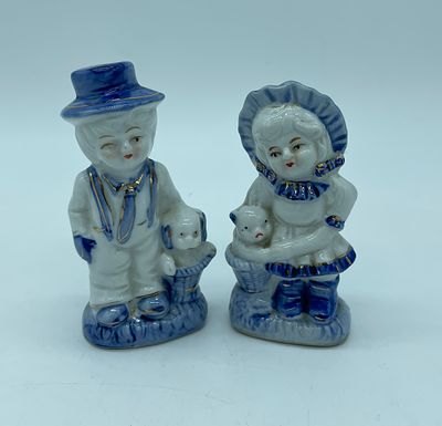 Pair of Chinese porcelain figurines. Moulded and relief white porcelain sculptures, painted 