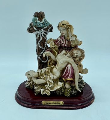 Ivory Piet&agrave; statue. Sculpture depicting Mary with Jesus in her arms (Piet&agrave;) in moulded and 