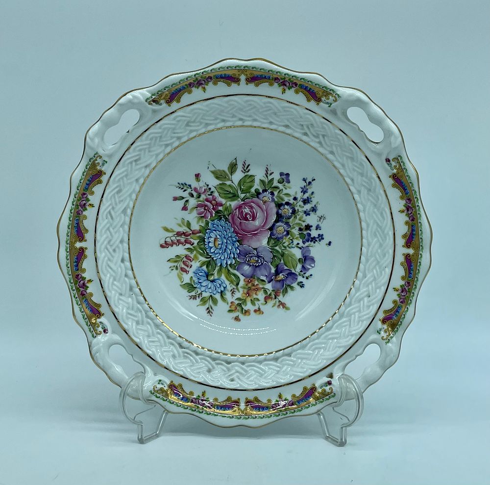 Deep plate in Limoges porcelain. Deep plate in French Limoges porcelain. White porcelain with 