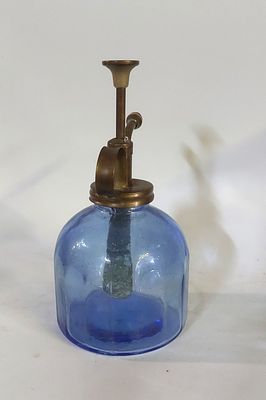 Vintage Vaporizer
. Body in cobalt blue glass and mechanism in brass, in good overall condition. 