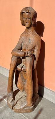 Wooden statue of African origin depicting a female figure. With signs of use, as shown in the 