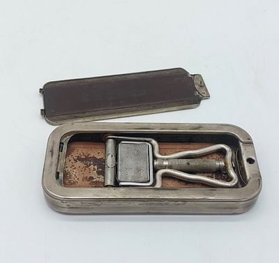 Vintage Rolls Razor Blade
. Rectangular shaped body, in original box, with signs of use, as seen 