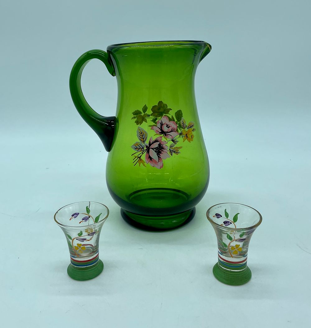 Mug and glasses. Mug with handle in green glass with polychrome painting of floral motifs (19.5 