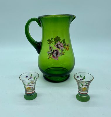 Mug and glasses. Mug with handle in green glass with polychrome painting of floral motifs (19.5 