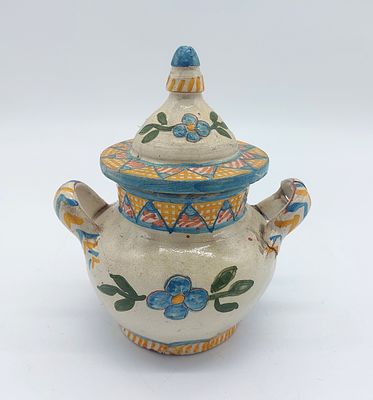 Pote com Tampa em Olaria Portuguesa. Marcado na base Jo&atilde;o M&eacute;rtola Redondo/97, corpo em formato 