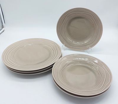 Seis Pratos em Porcelana Portuguesa. Marcada na base, Bonvida Made in Portugal, tr&ecirc;s pratos 