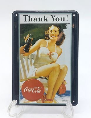 Placa Publicit&aacute;ria em Metal Coca-Cola . Corpo em formato retangular, com decora&ccedil;&atilde;o policromada 