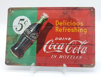 Placa Publicit&aacute;ria em Metal Coca-Cola. Corpo em formato retangular, com decora&ccedil;&atilde;o policromada em 