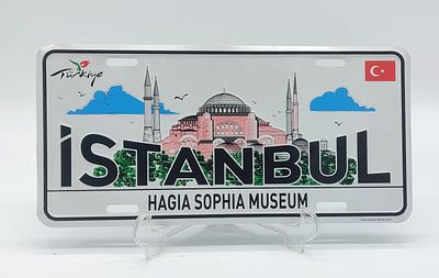 Placa Publicit&aacute;ria em Metal Istanbul. Corpo em formato retangular, com decora&ccedil;&atilde;o policromada 