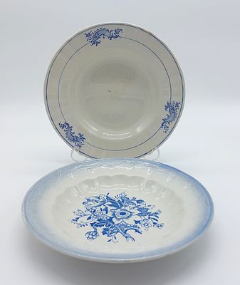 Dois Pratos Fundos em Faian&ccedil;a Portuguesa. Marcados na base, Sacav&eacute;m, bordos debruados a azul com 