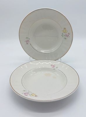 Dois Pratos Fundos em Faian&ccedil;a Portuguesa. Marcados na base, Sacav&eacute;m, bordos debruados a dourado 