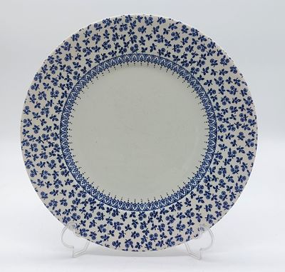 Prato em Faian&ccedil;a Inglesa. Marcado na pasta, England, bordo com decora&ccedil;&atilde;o floral a azul sobre 