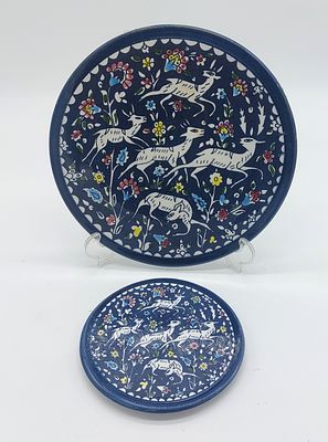 Dois Pratos Decorativos em Faian&ccedil;a Europeia. N&atilde;o marcados, bordos debruados a azul, com 
