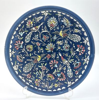 Prato Decorativo em Faian&ccedil;a Europeia. N&atilde;o marcado, bordo debruado a azul, com decora&ccedil;&atilde;o 