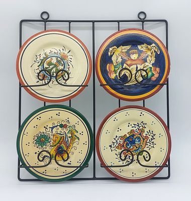 Quatro Pratos em Faian&ccedil;a Italiana. Marcados na base, suporte de quatro pratos em metal de cor 