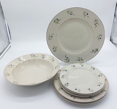 Sete Pe&ccedil;as em Porcelana. Moldada e relevada, n&atilde;o marcada na base, prato grande, dois pratos 