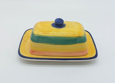 Manteigueira em Faian&ccedil;a. N&atilde;o marcada na base, corpo em formato retangular com base e tampa com 