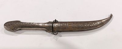 Curved Decorative Dagger. Decorative dagger, curved body in silver-plated metal with handle 