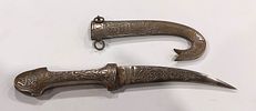Curved Decorative Dagger. Decorative dagger, curved body in silver-plated metal with handle Image - 3
