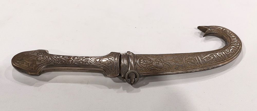 Curved Decorative Dagger. Decorative dagger, curved body in silver-plated metal with handle 