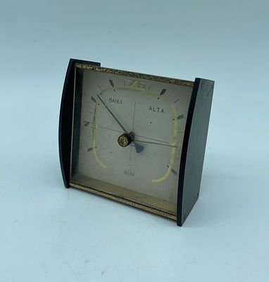Sundo Barometer. Barometer from the German brand Sundo. Two hands and inscriptions ‘Low’ / 