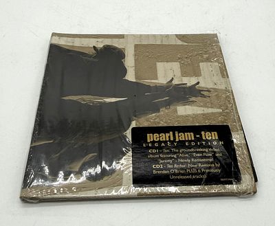 Pearl Jam - Ten (Legacy Edition 2CD). CD. Cover with slight signs of handling, CD in good 