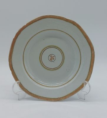 Deep Plate in Chinese Porcelain. Companhia das &Iacute;ndias, with a scalloped edge, decorated with an 