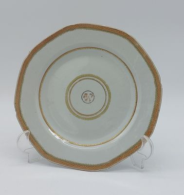 Chinese Porcelain Plate. Companhia das &Iacute;ndias, with a scalloped edge, decorated with orange and 