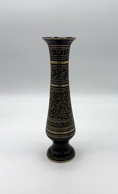 Solitaire in Metal
. Conical body supported on a round base with embossed gold floral decoration 