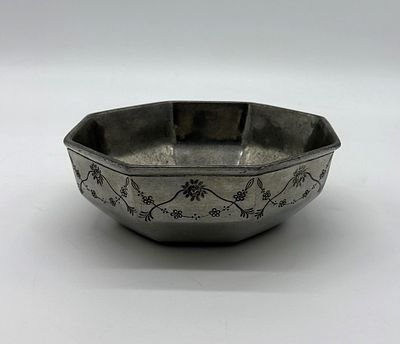 Decorative pewter cup
. Octagonal body, Art Deco style, pewter base with carved floral 