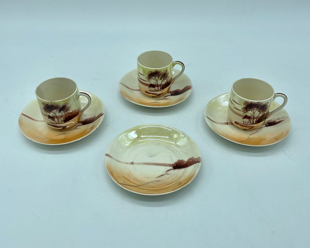 Three porcelain cups and saucers
. Three cups and four saucers in porcelain. Polychrome 