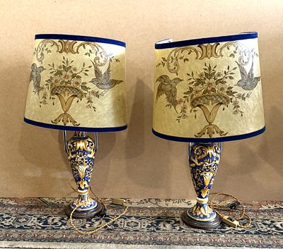 Pair of earthenware lamps
. Cylindrical bodies in Renaissance style, hand-painted earthenware 