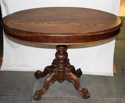 Mesa oval madeira de castanho. Oval table in brown wood, turned leg with 4 carved legs. Dim. 